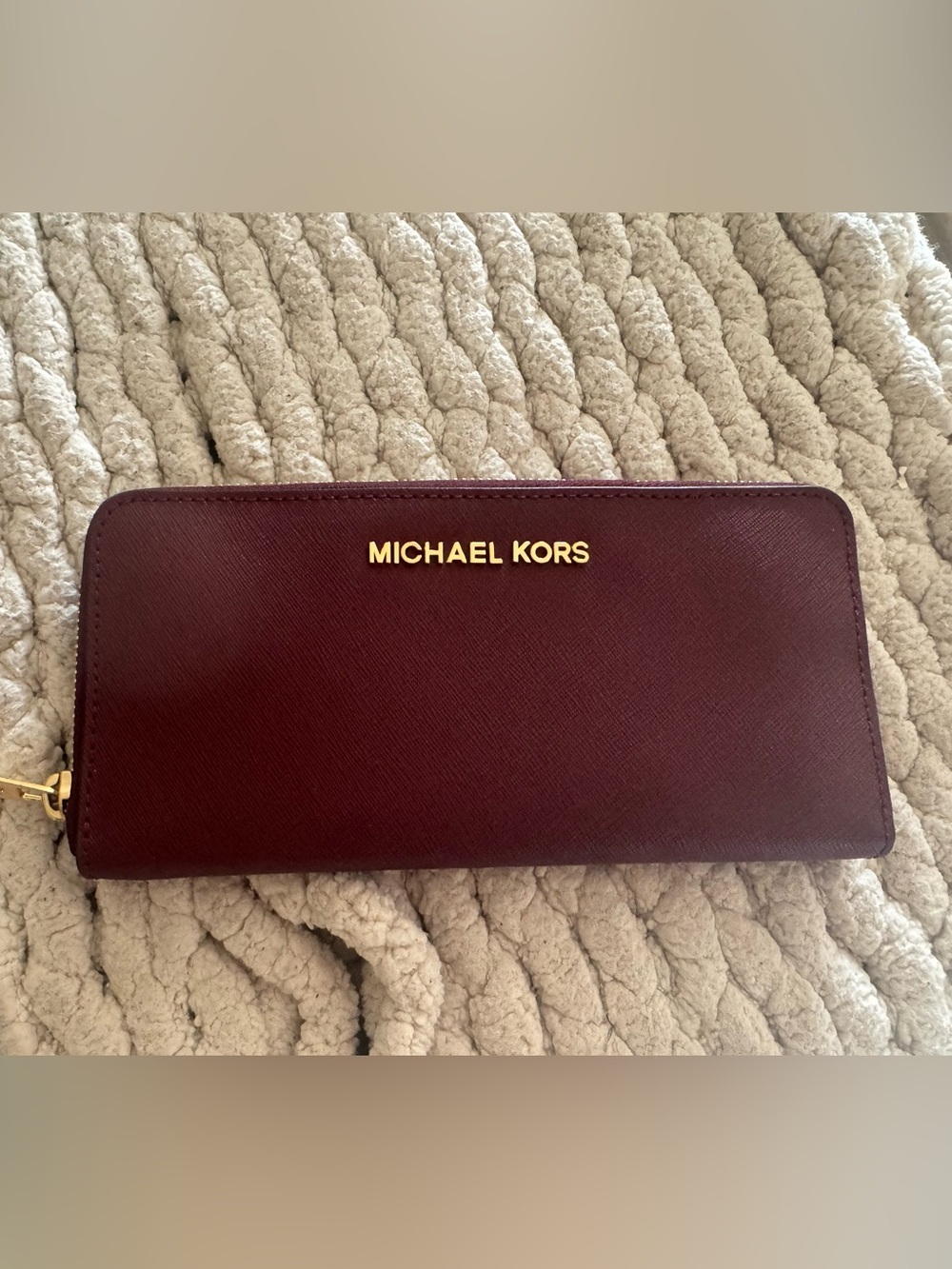 MICHAEL KORS Zip Wallet - Burgundy